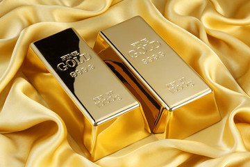 Gold (XAUUSD) Manages To Keep Downtrend Within The Triangle