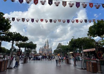 Shanghai Disney Closed Over COVID, Visitors Stranded