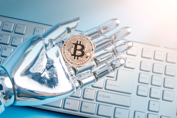 robothånd med bitcoin på bordet