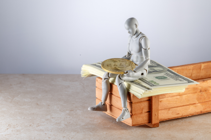 Figura robot Android sentado en un paquete de dólares