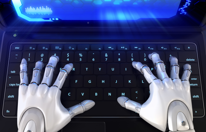 As mãos do robô digitando no teclado