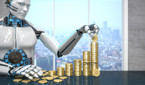 Robot blanco con gráfico de crecimiento de bitcoins sobre la mesa